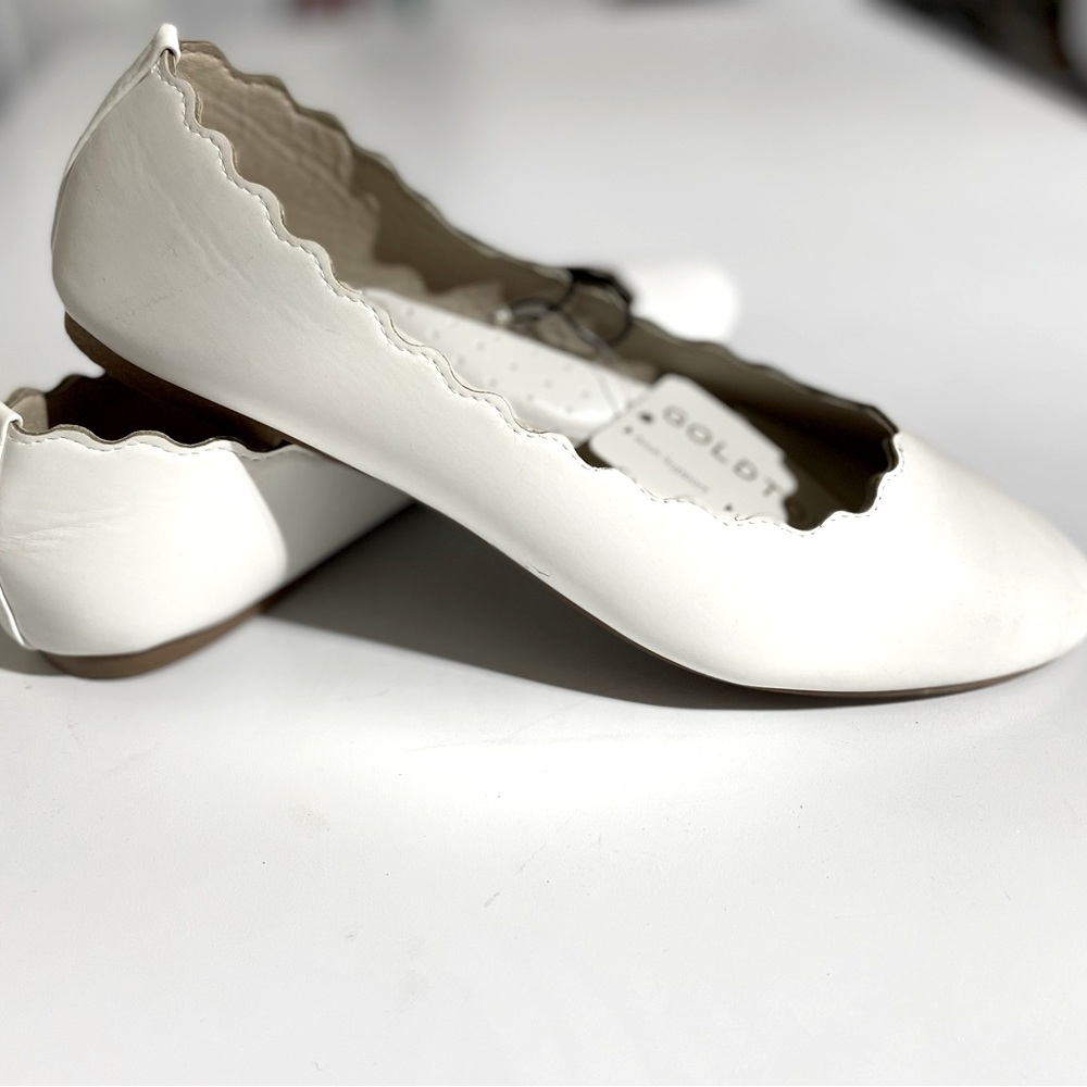 ❌ SOLD!! ❌Gold Toe White Women’s Scalloped Edge Flat Shoes